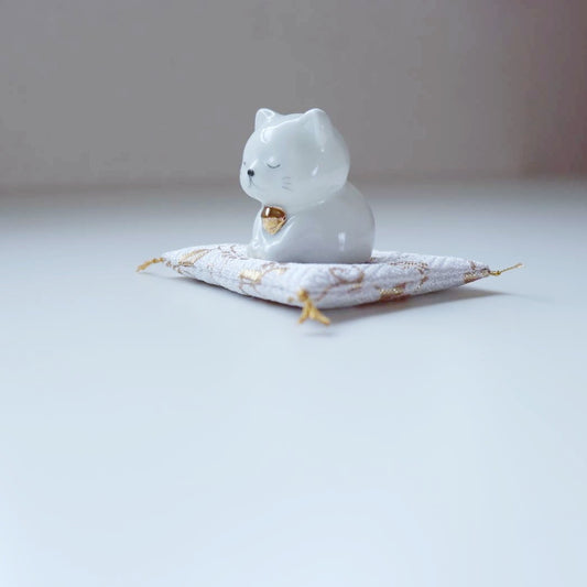 【願い猫1番人気】なにとぞ猫(瀬戸焼。金襴座布団。水晶の羽付)