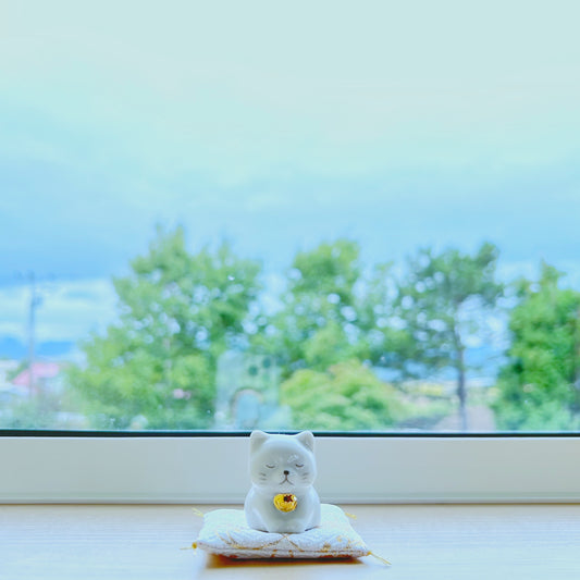 【願い猫1番人気】なにとぞ猫(瀬戸焼。金襴座布団。水晶の羽付)