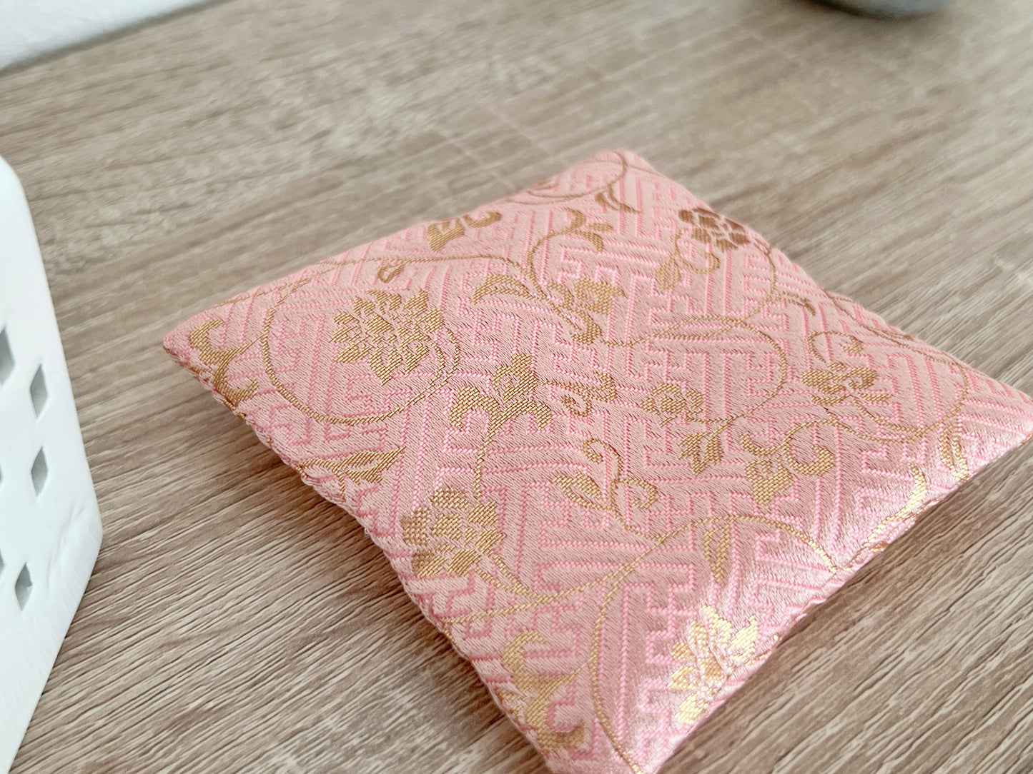 招き猫様用 金襴座布団 花唐草模様