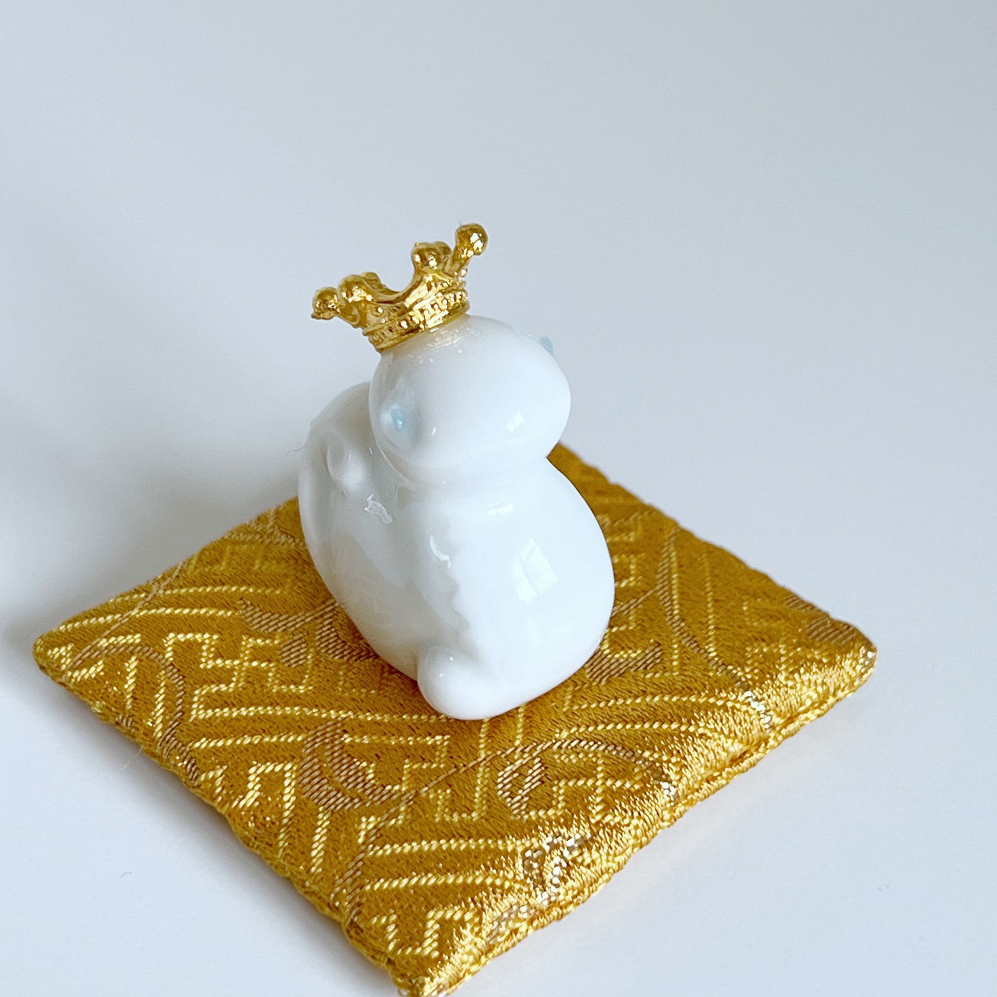 【縁起が良い白蛇】へびが苦手な店長が作ったヘビの置物「Me-!」