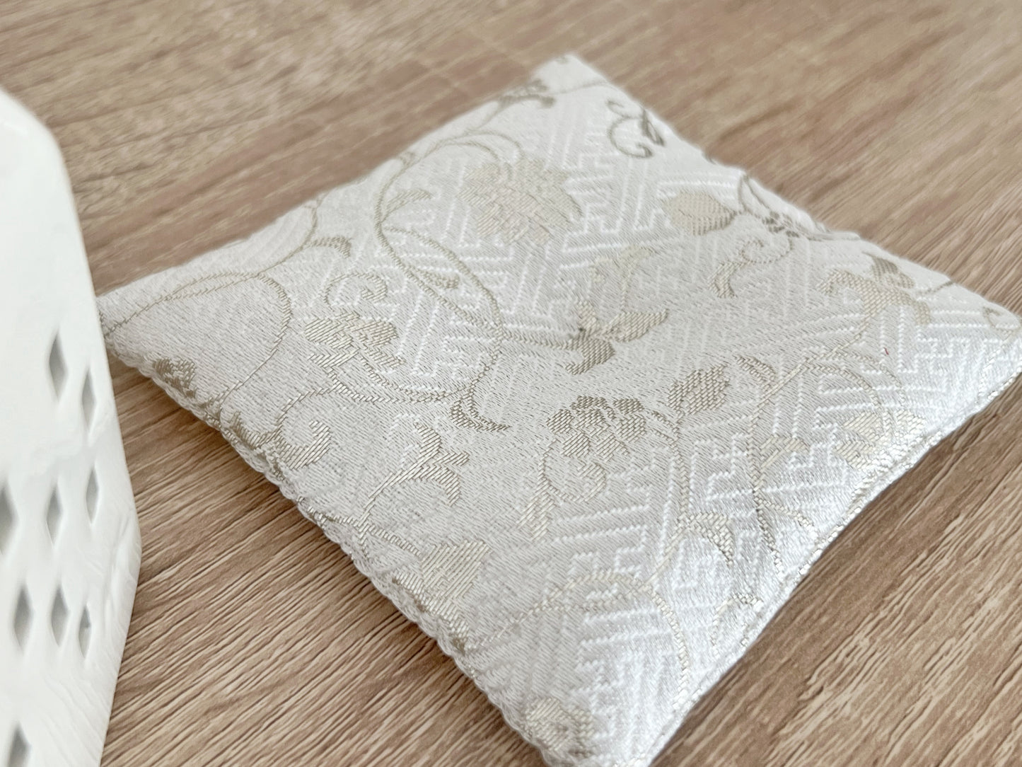 招き猫様用 金襴座布団 花唐草模様