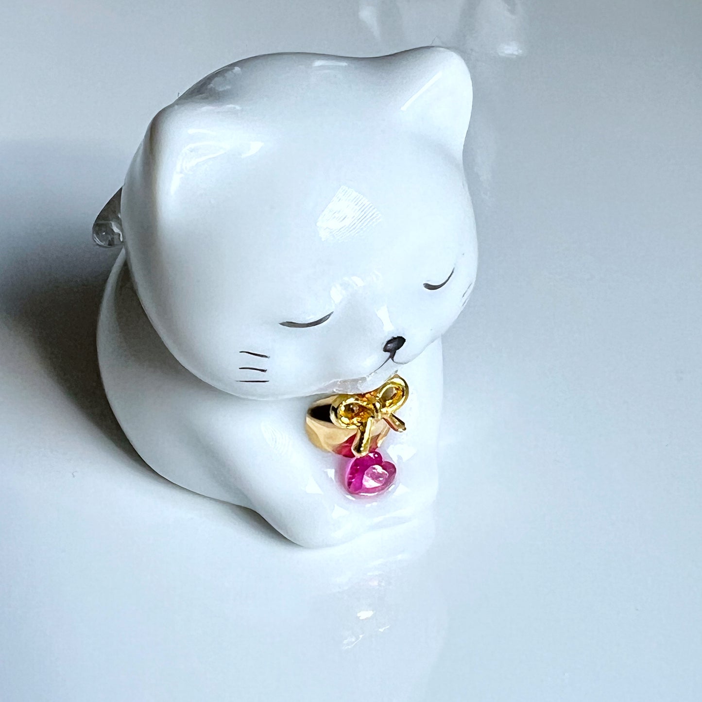 天然石を持ったなにとぞ猫