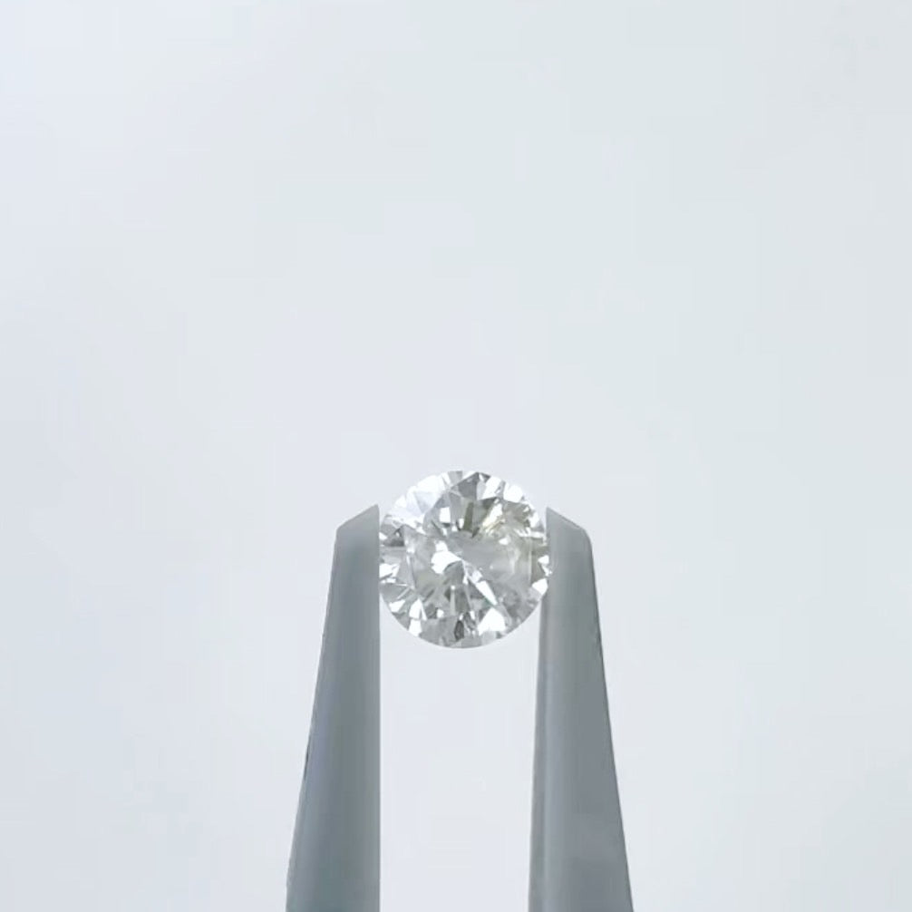 0.420ctダイヤモンドを持つなにとぞ猫