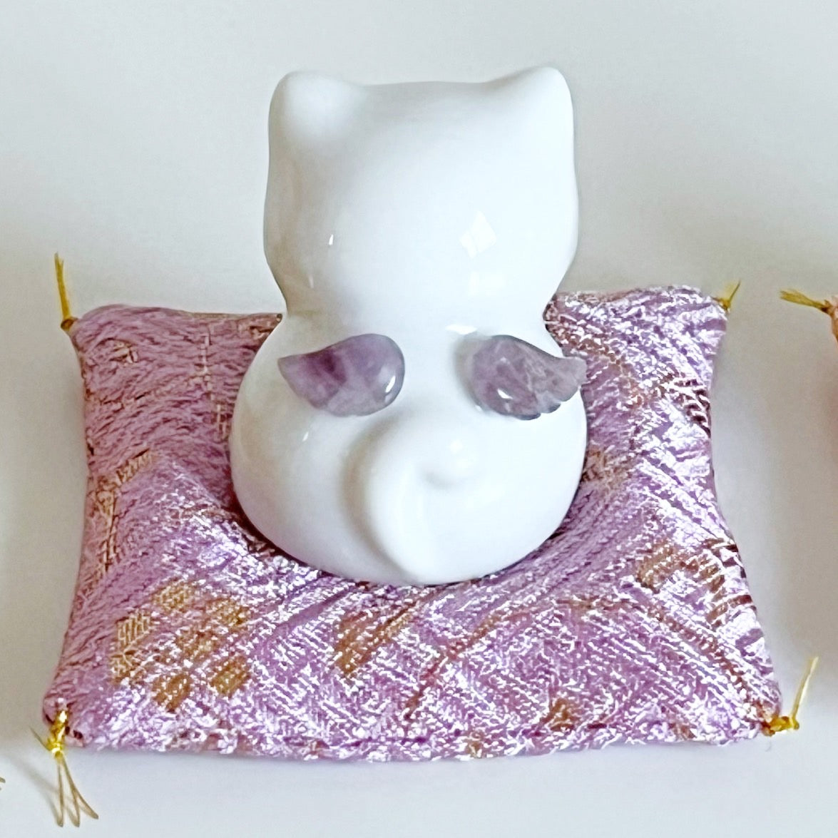 願い猫1番人気】なにとぞ猫（瀬戸焼。金襴座布団。水晶の羽付） – 縁起