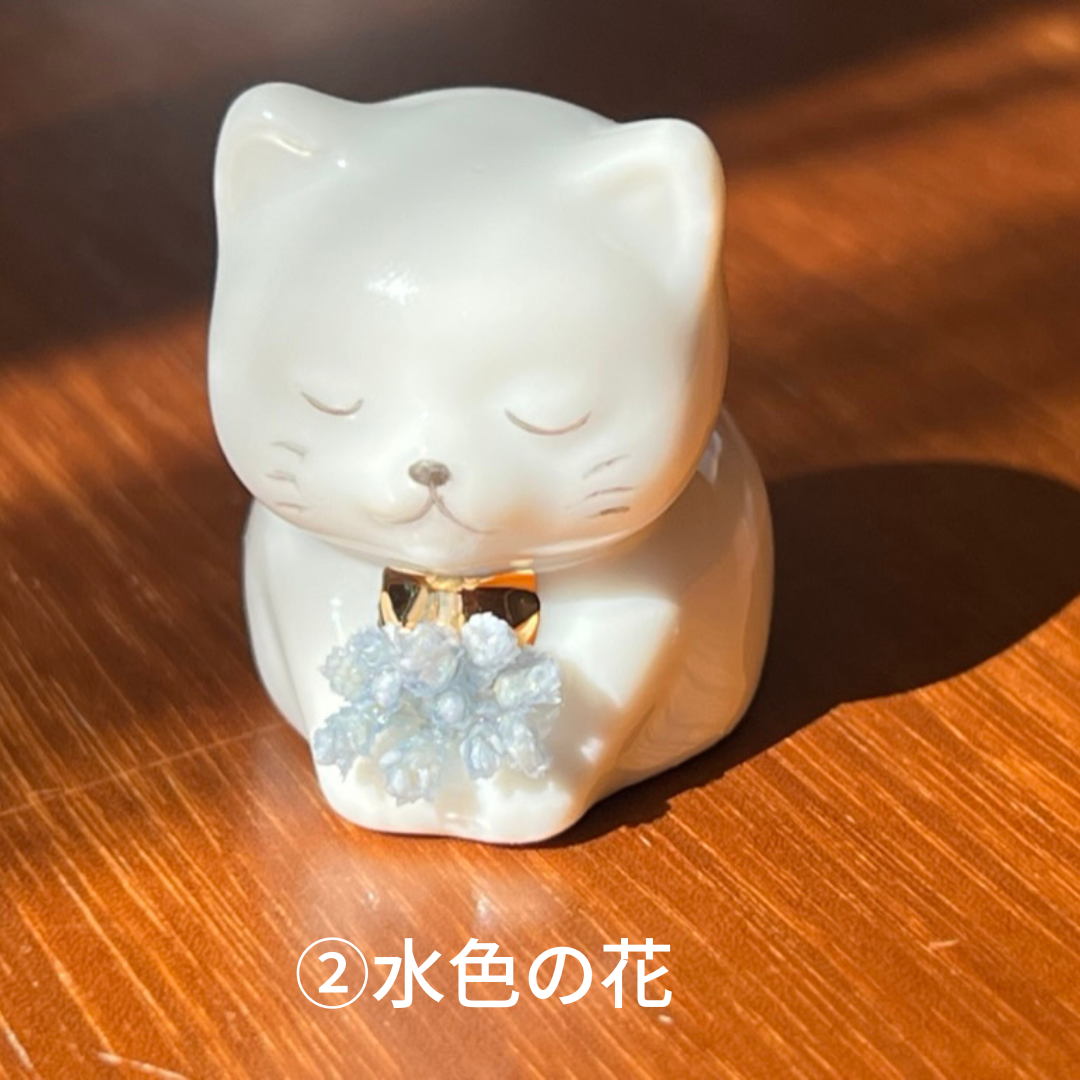 【願い猫1番人気】なにとぞ猫（瀬戸焼。金襴座布団。水晶の羽付）