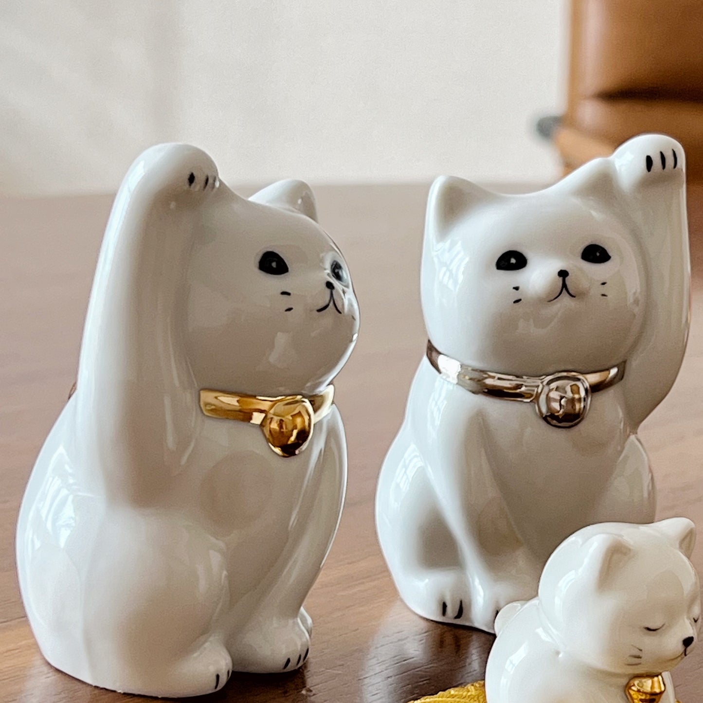 Beige tabby Kutani ware beckoning cat! Kinbuchi-chan and Ginbuchi-chan