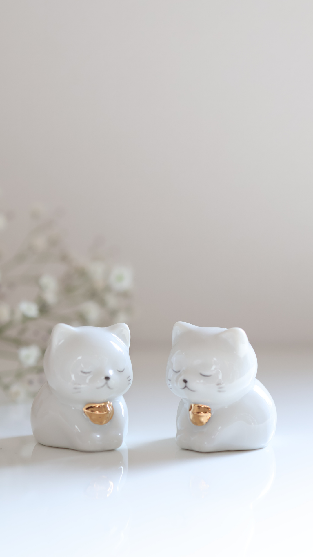 DOTUのミラネコでもあるお辞儀猫、お辞儀の格好をした陶器の置物です。なにとぞお願いしますと言ってそうな姿なのでなにとぞ猫と名付けました。